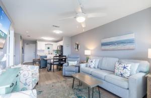 uma sala de estar com um sofá e uma mesa em Gulf Shores Plantation Unit 4310 em Gulf Highlands