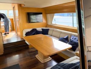 ein Wohnzimmer mit einem Sofa und einem Tisch in der Unterkunft BB Boat Lady A in Genua