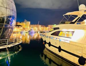 una barca è ormeggiata in un porto di notte di BB Boat Lady A a Genova