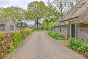 a cobblestone road between two brick buildings at Appartement Pieterom in Sleen