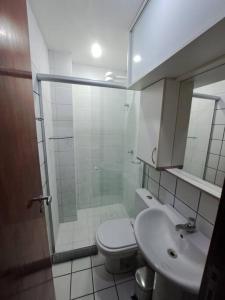 Un baño con ducha, inodoro y lavabo. en Estúdio 116 - Asa Sul, en Brasilia 13 fotos más