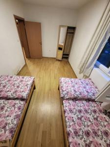 Een bed of bedden in een kamer bij Yas apartment