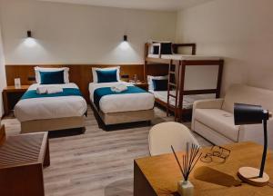 Postel nebo postele na pokoji v ubytování 3M Hostel & Suites