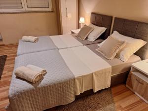 a bedroom with a large bed with white sheets and pillows at Studio Apartman Luna in Zadar