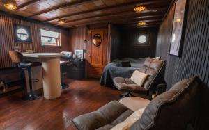 Pokój z łóżkiem, stołem i krzesłami w obiekcie Houseboat-Amsterdam-Classic w Amsterdamie