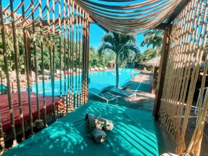 einen Luftblick auf ein Resort mit einem Pool in der Unterkunft Tropicana Suites in Deshaies