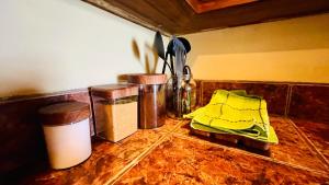 una encimera de cocina con taburetes y utensilios. en Lake Arenal Brewery & Hotel, en Tilarán