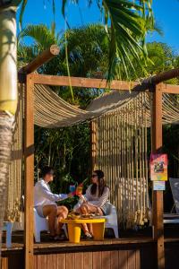 Tropicana Suites في ديساي: رجل وامرأة يجلسون على أرجوحة