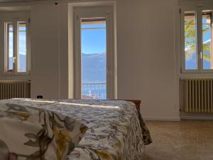 Schlafzimmer mit einem Bett und Bergblick in der Unterkunft Maddalena Lake Como view terraces in Lezzeno