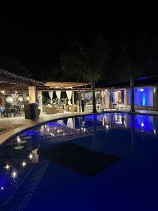 - une vue nocturne sur la piscine d'un hôtel dans l'établissement ECO PORTO RESORT, à Mirabela