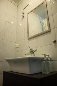 uma casa de banho com um lavatório e um espelho em Hostal Casa Alegre em Valparaíso