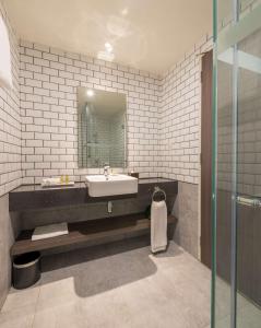 uma casa de banho com um lavatório e um espelho em Hilton Garden Inn Kuala Lumpur - North em Kuala Lumpur