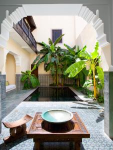 una stanza con una ciotola su un tavolo in un edificio di La Villa des Orangers - Relais & Châteaux a Marrakech