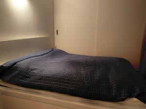 un piumone nero su un letto in una stanza di Apartment in Grinzing a Vienna