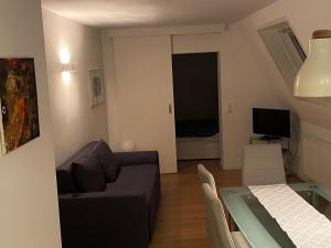 sala de estar con sofá y mesa en Apartment in Grinzing, en Viena