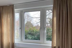 2 ventanas en una habitación con cortinas en Apartment in Grinzing, en Viena