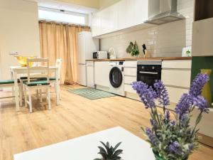 a kitchen with a table and a dining room at Apartamento en Valencia centro in Valencia
