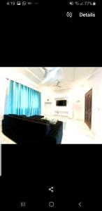 ein Wohnzimmer mit einem Sofa und einem TV in der Unterkunft Accra City Apartments in Accra