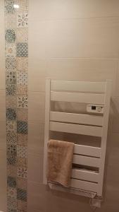 - un porte-serviettes dans la salle de bains dans l'établissement Le Logis de Stofflet, à Maulévrier