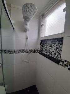 uma casa de banho com uma cabeça de chuveiro em Apartamento com Vista Única e Maravilhosa !!! em São Vicente