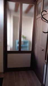 une porte avec fenêtre dans une pièce dans l'établissement Le Logis de Stofflet, à Maulévrier