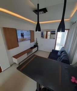 uma sala de estar com uma mesa e um sofá em Apartamento com Vista Única e Maravilhosa !!! em São Vicente