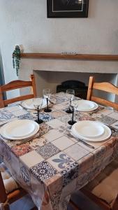 - une table avec des assiettes et des verres à vin dans l'établissement Le Logis de Stofflet, à Maulévrier