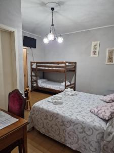 - une chambre avec un lit et un miroir mural dans l'établissement La Locanda di Bivigliano, à Bivigliano