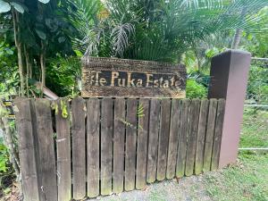 ein Holzzaun mit einem Schild, das lautet: raja salsa in der Unterkunft TE PUKA ESTATE Group & Function Venue in Rarotonga