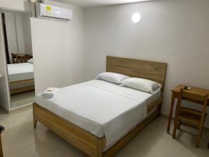 Postel nebo postele na pokoji v ubytování ApartaHotel Los Naranjos