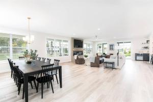 een eetkamer en een woonkamer met een tafel en stoelen bij Victory Views Estate:Luxury Retreat for 25+ Guests in South Bend