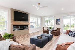 een woonkamer met een bank en een tv bij Victory Views Estate:Luxury Retreat for 25+ Guests in South Bend