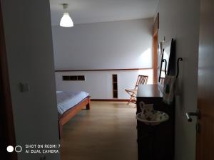 1 dormitorio con 1 cama y 1 dormitorio con mesa en Casa Silva Do Minho, en Arcos de Valdevez