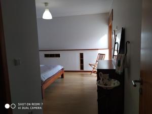 - une chambre avec un lit et une chambre avec une table dans l'établissement Casa Silva Do Minho, à Arcos de Valdevez