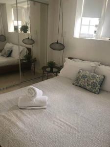Una habitación con una cama con una toalla. en Cozy and sweet home, en Miami