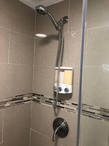 een douche in een badkamer met een glazen deur bij Cozy and sweet home in Miami