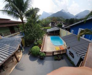 an overhead view of a house with a swimming pool at Suítes no paraíso da Ilhabela in Ilhabela