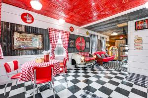 Posezení v ubytování Fifties Diner-Style Llano Home with Shared Fire Pit