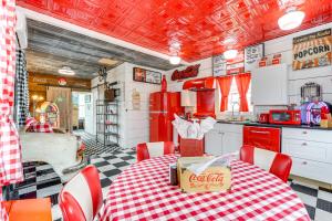 Kuchyň nebo kuchyňský kout v ubytování Fifties Diner-Style Llano Home with Shared Fire Pit