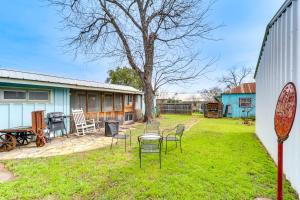 Zahrada ubytování Fifties Diner-Style Llano Home with Shared Fire Pit