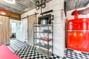 Kuchyň nebo kuchyňský kout v ubytování Fifties Diner-Style Llano Home with Shared Fire Pit
