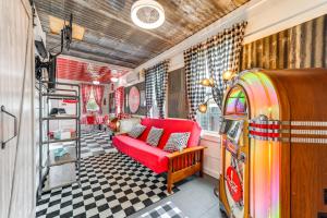 Posezení v ubytování Fifties Diner-Style Llano Home with Shared Fire Pit