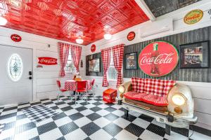 Posezení v ubytování Fifties Diner-Style Llano Home with Shared Fire Pit