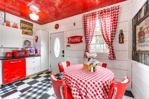 Kuchyň nebo kuchyňský kout v ubytování Fifties Diner-Style Llano Home with Shared Fire Pit