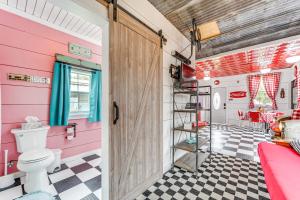 Koupelna v ubytování Fifties Diner-Style Llano Home with Shared Fire Pit