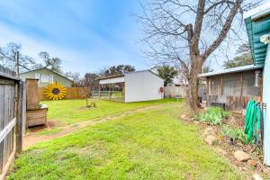 Zahrada ubytování Fifties Diner-Style Llano Home with Shared Fire Pit