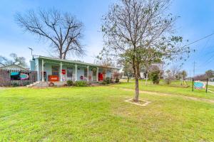 Zahrada ubytování Fifties Diner-Style Llano Home with Shared Fire Pit