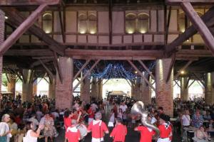 a crowd of people in a building with people dancing at La villa des Mûriers très spacieuse de 1 à 8 voyageurs avec lit bb dans un environnement calme dans les coteaux in Malause +64 photos