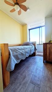Schlafzimmer mit einem Bett und einem Deckenventilator in der Unterkunft Smart Home Barrio Italia in Santiago