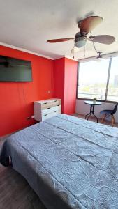 En eller flere senge i et værelse på Smart Home Barrio Italia